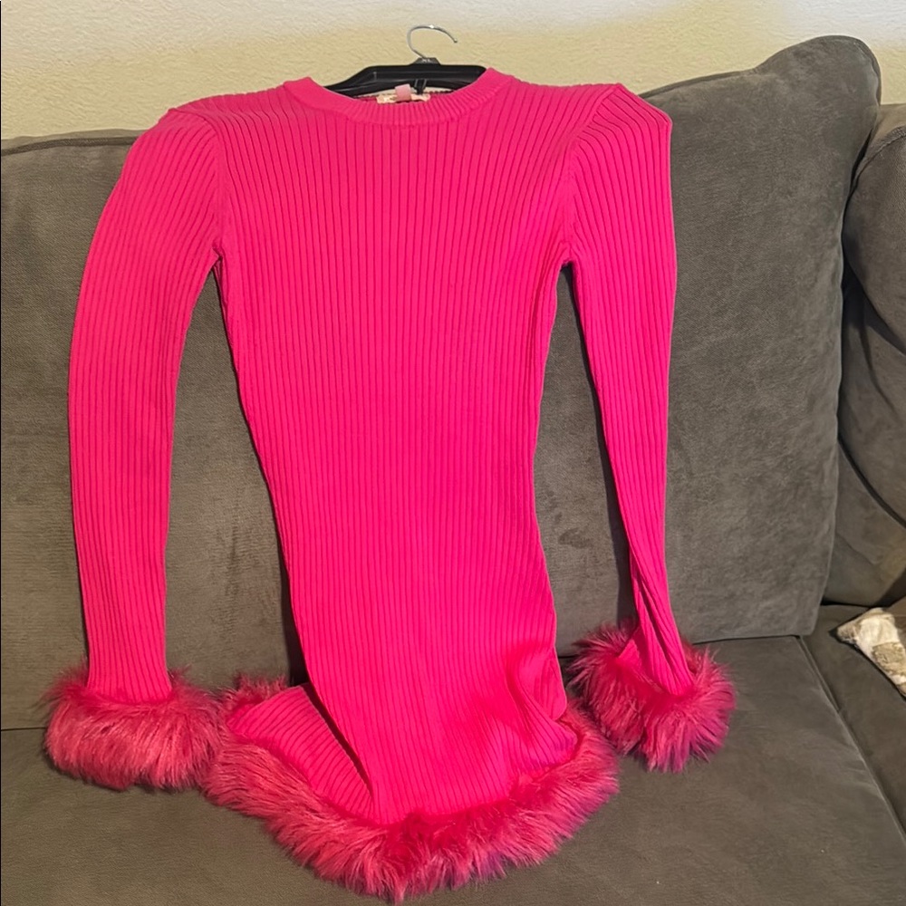 Chic Pink Ribbed Dress with Fur Trim